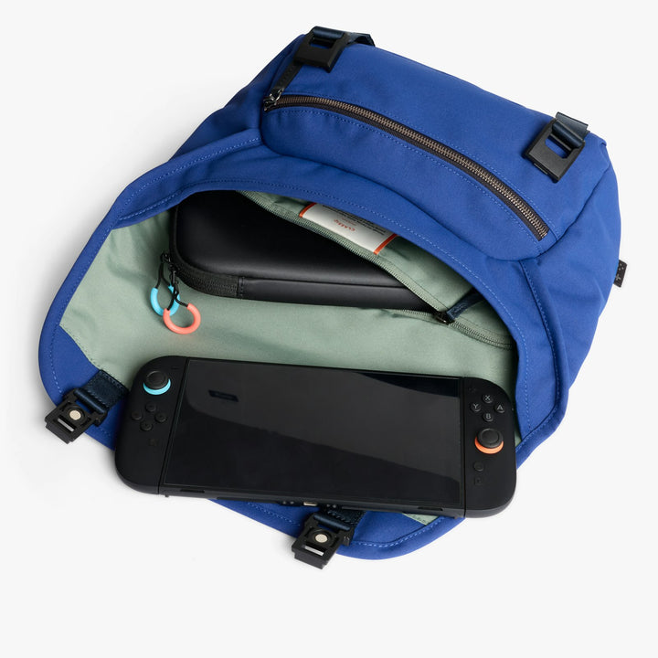 Bellroy Classic Messenger – Gaming Edition – Indigo – feature detail